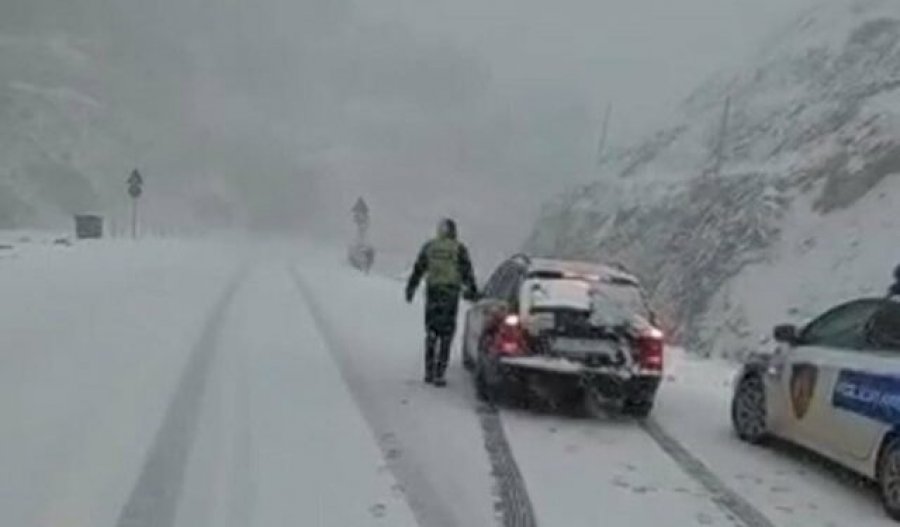 Reshje të dendura dëbore në Mirditë/ Rrëshqet kamioni, bllokohet 'Rruga e Kombit'