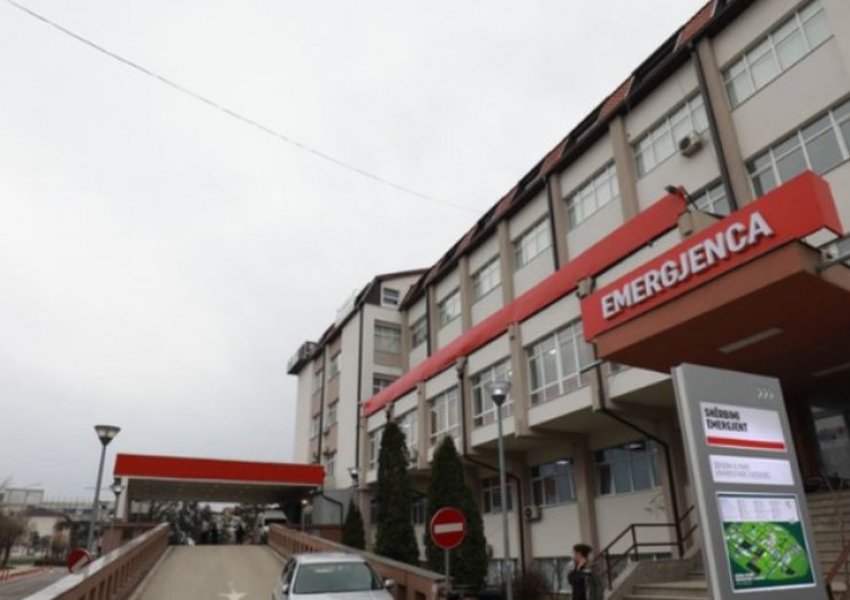E rëndë në Ferizaj, 31-vjeçari përplas makinën e ish-bashkëshortes