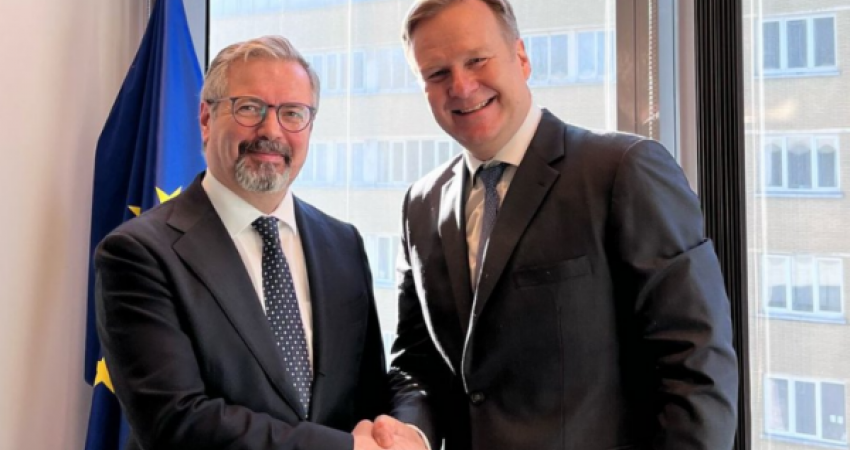 Ambasadori Bajrami dhe Sorensen takohen në Bruksel, flasin për normalizim e marrëdhënieve Kosovë-Serbi