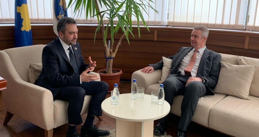 Ambasadori britanik viziton KQZ-në