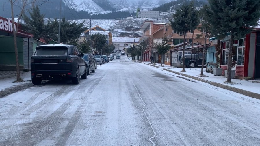 Temperaturat zbresin deri në -5 gradë, rrugët e Bulqizës ‘pushtohen’ nga akulli