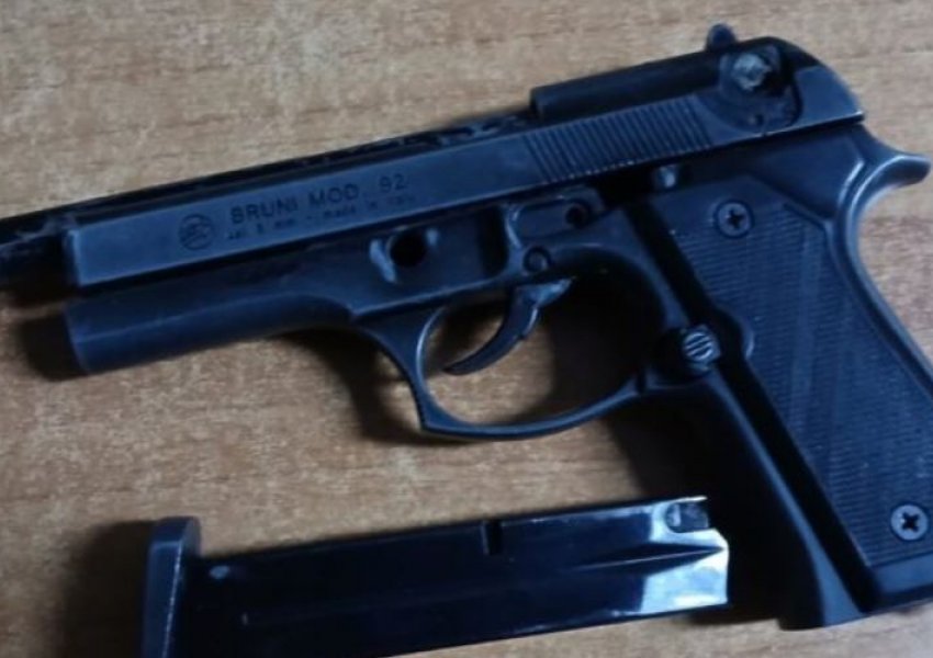Adoleshenti kapet me armë zjarri në Kosovë