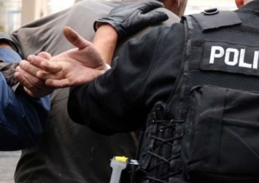 Një polic i Serbisë arresohet në kufirin e Jarinjës, i konfiskohet municion dhe afro 10 mijë euro