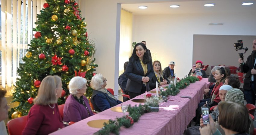 “Momente të ngrohta dhe biseda të sinqerta”, Osmani ndan foto nga vizita në Shtëpinë e të Moshuarve