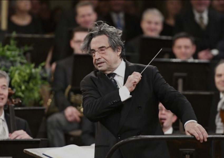 Filarmonia e Vjenës dha spektakël në natën e Vitit të Ri me koncertin e drejtuar nga Riccardo Muti