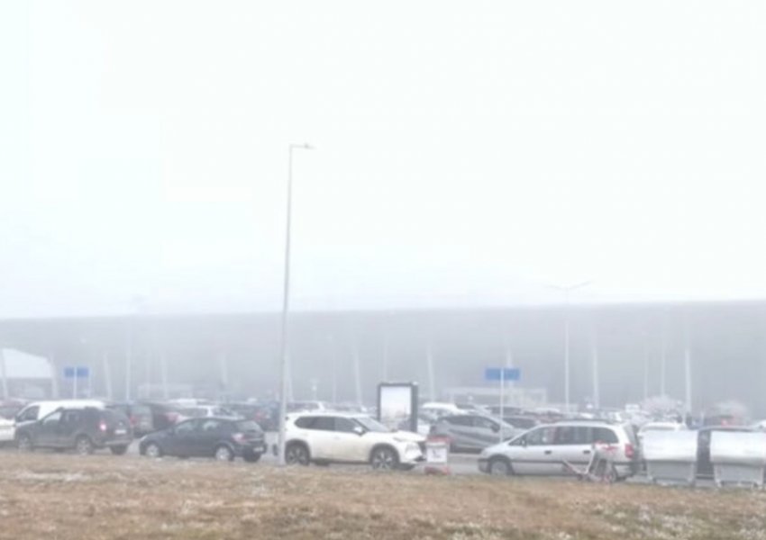 Mjegulla e dendur anulon rreth 50 fluturime në Aeroportin e Prishtinës, flasin udhëtarët