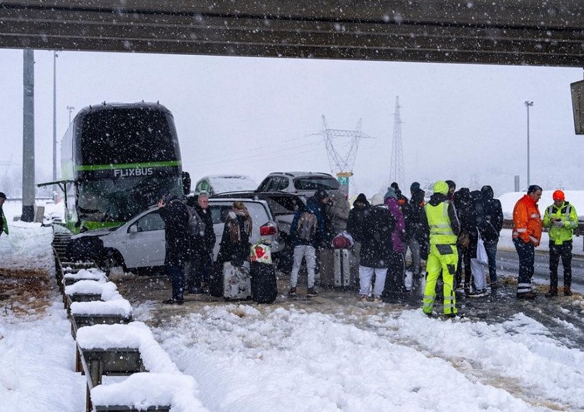 FOTO/ Përplasen pesë makina me një autobus në Kroaci