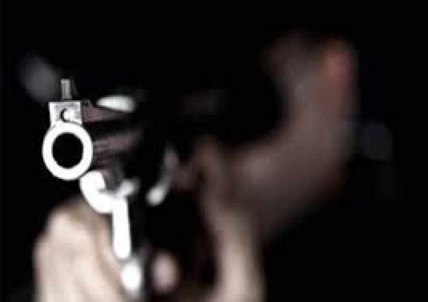 Qëlluan me armë nga makina në drejtim të dy personave në Berat, shpallen në kërkim vëllezërit