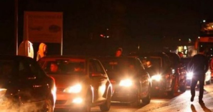 Kolonat e gjata në Merdarë, MPB-ja bën thirrje që të përdoren edhe pikat e tjera kufitare  