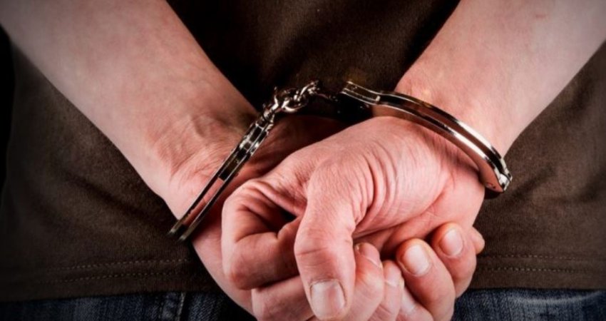 Djali e kërcënoi me vrasje nënën, arrestohet