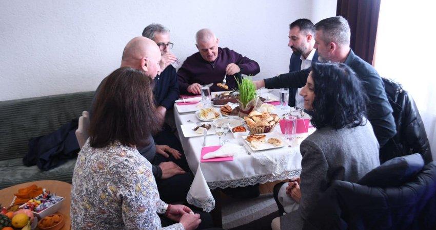 Krishtlindja ortodokse, Sveçla shkon në konakun e dy familjeve në Shtërpcë