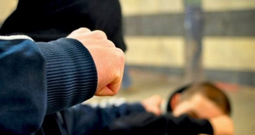 Burri sulmohet fizikisht pas një mosmarrëveshje në trafik, i dyshuari në arrati   