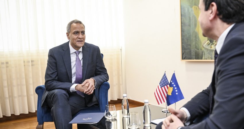 Takimi me Zv.Sekretarin amerikan, ZKM: Kurti theksoi shkeljet e vazhdueshme të Serbisë ndaj Marrëveshjes Bazike