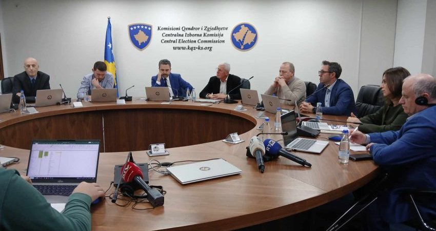 Anëtarët e KQZ-së hedhin dyshime për manipulim të votimit me postë, VV-ja kundër