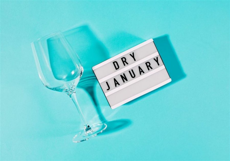 'Dry January': Si ta përballosh sfidën dhe përfitimet që sjell