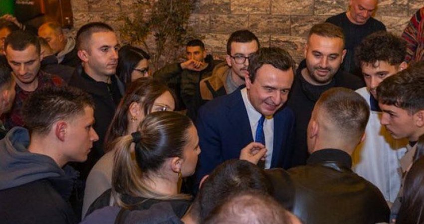 Ushtari i FSK-së merr pjesë në tubimin e Kurtit, e harron ndalesen ligjore