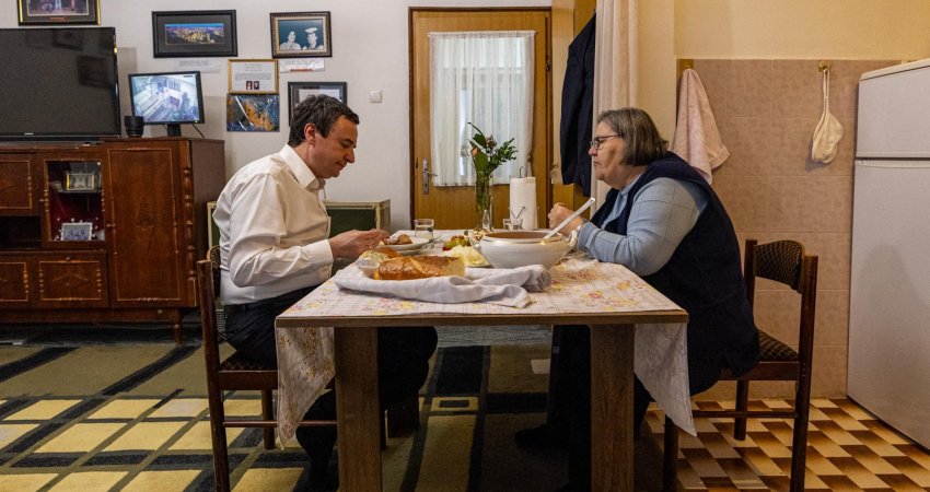Kurti publikon foto duke ngrënë drekë me nënën Ferdonije