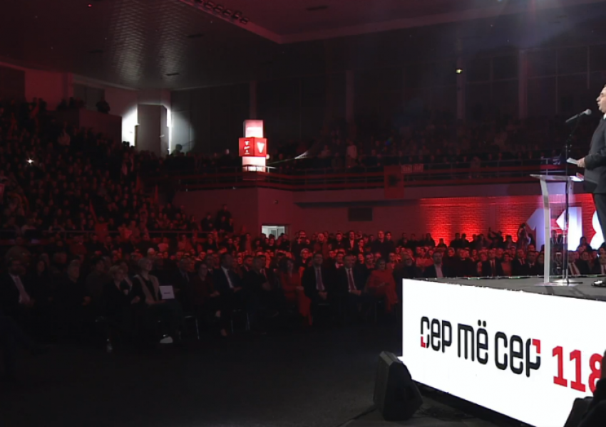 ‘Për Serbinë e kemi ushtrinë e policinë’, Kurti mesazh Vuçiçit nga Gjakova: Do ju ndjekim cep më cep!