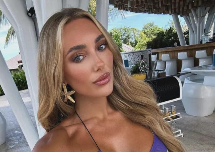 Amber Turner mahnit rrjetin me pozat e saj në plazh