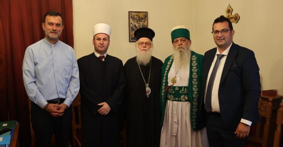 Kryepeshkopi Janullatos në gjendje kritike/ Këshilli Ndërfetar i Shqipërisë: Zoti t’i dhurojë shëndet e forcë për të vazhduar misionin për paqen