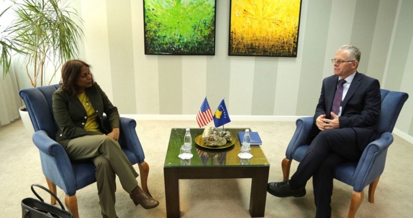 Bislimi takon të ngarkuarën me punë në Ambasadën e SHBA-së, flasin për dialogun me Serbinë