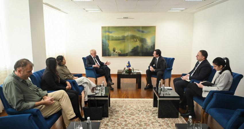 Kurti pret në takim ambasadorin Walker, diskutojnë për rëndësinë e librit të tij për masakrën e Reçakut