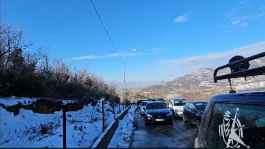 Bashkia e Kurbinit lë në harresë rrugën e Kishës së Shën Ndout në Laç, mjetet hasin vështirësi në lëvizje
