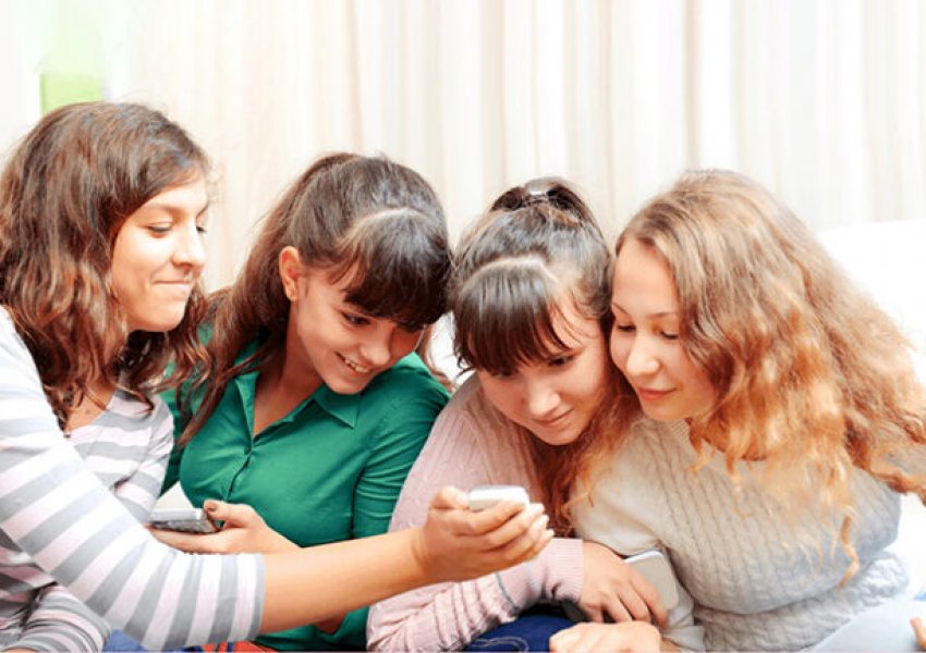 Mit apo e vërtetë? A sinkronizohen ciklet menstruale kur femrat jetojnë bashkë?