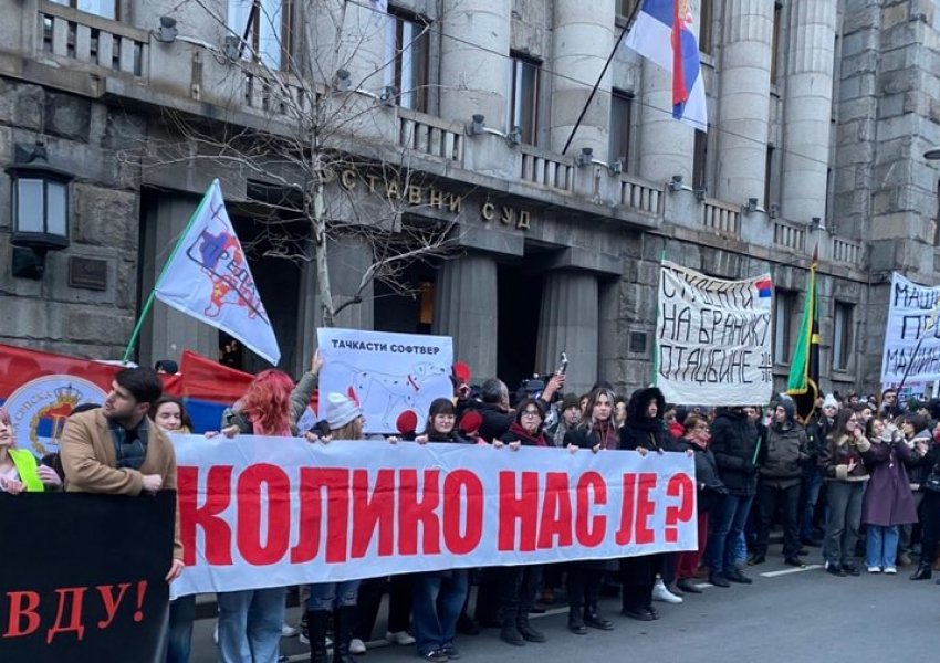 Pankarta për Kosovën në protestat e studentëve në Serbi