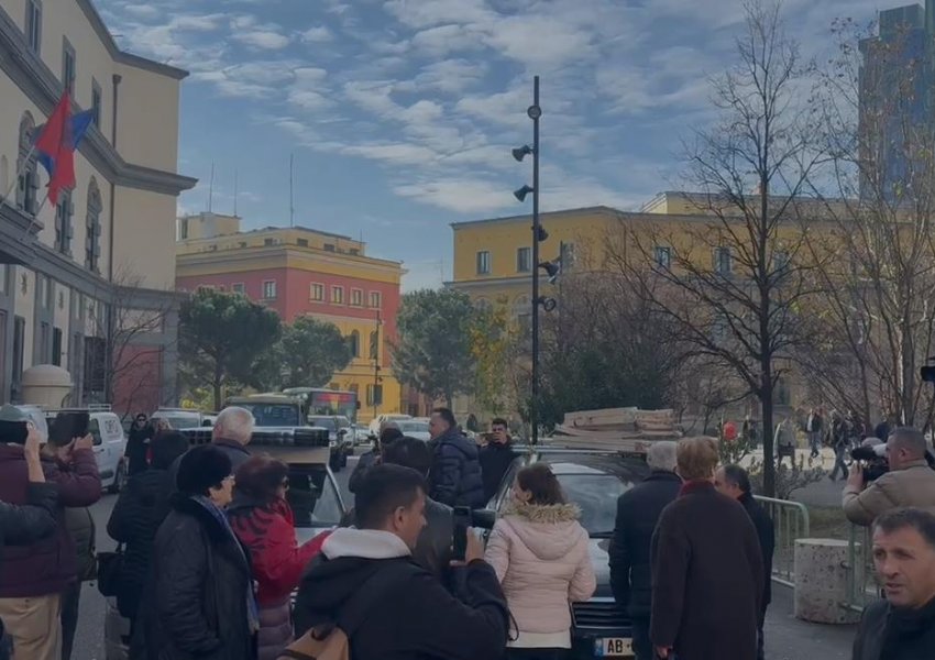 Protesta para bashkisë/ Policia provokon sërish, nuk bllokon qarkullimin