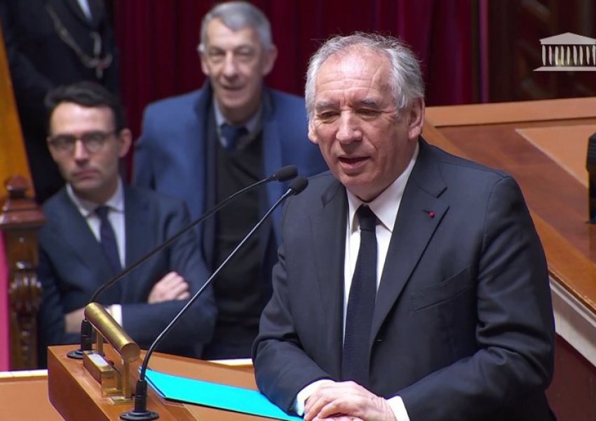 Kriza politike në Francë, qeveria i mbijeton mocionit të mosbesimit