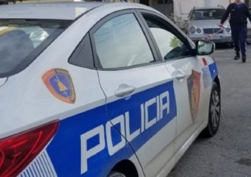 Ushtronte dhunë fizike ndaj prindërve të tij dhe kundërshtoi punonjësit e policisë gjatë ndërhyrjes, vihet në pranga autori