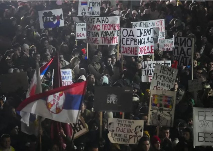 Mijëra njerëz protestojnë jashtë televizionit shtetëror të Serbisë kundër njëanshmërisë pro-qeveritare