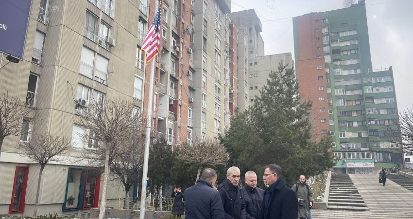 Ditën e inaugurimit të presidentit amerikan, “Miqtë e Amerikës” vendosin flamurin e ri te shtatorja e presidentit Bill Clinton