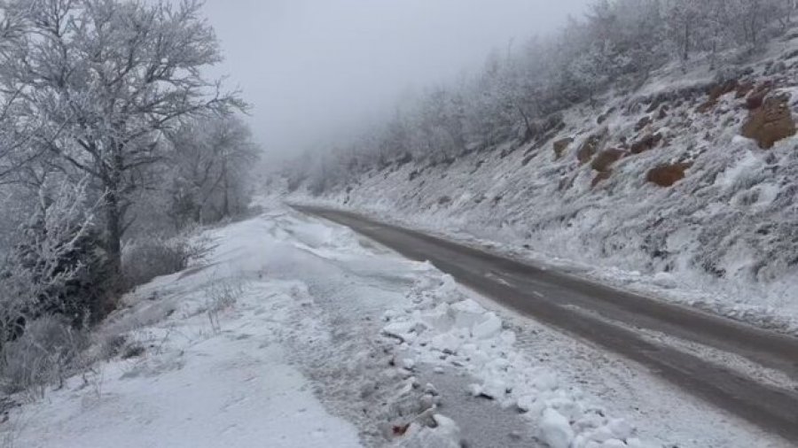 Bulqizë/ Temperatuarat nën zero gradë celcius, akull e ngricë në Qafë Buall