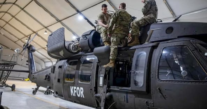 “Përpjekje për një mjedis të sigurt”, ushtarët e aviacionit amerikan po mirëmbajnë helikopterët UH-60 Black Hawk