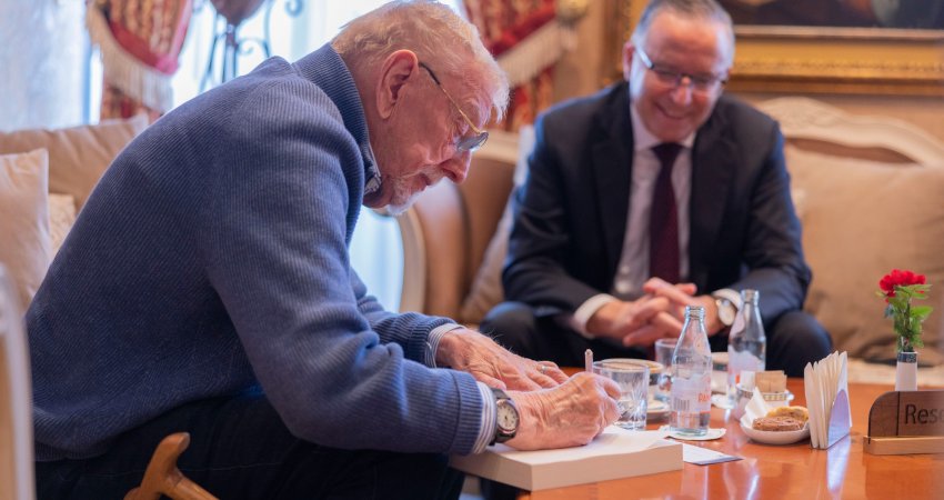 William Walker me dedikim personal për Bedri Hamzën, tregon respekt për vizionin e tij për një jetë më të mirë