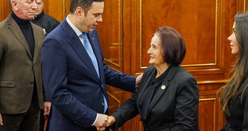 Gruaja e presidentit Rugova-Abdixhikut: Po e vazhdon rrugën e Rugovës, shpresoj se do të kemi bindshëm fitore më 9 shkurt