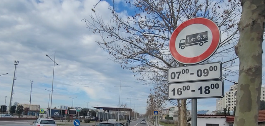 Rëndojnë trafikun në qytet/ Bashkia e Durrësit kufizon qarkullimin e mjeteve të rënda brenda unazës 
