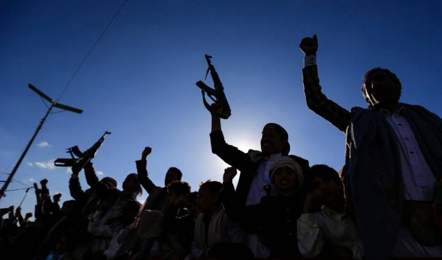 Mediat Houthi raportojnë për sulme izraelite në portin Hodeida të Jemenit