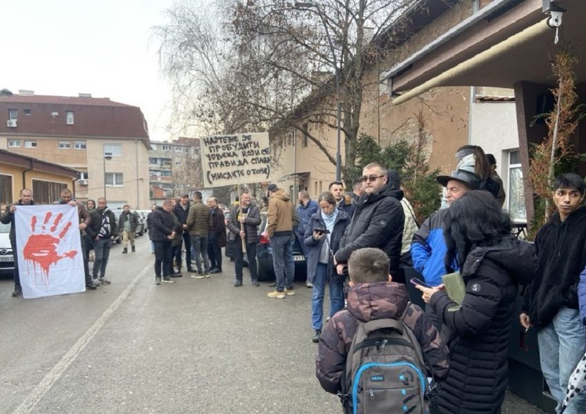 Serbët e veriut të Mitrovicës në mbështetje të protestës në Beograd