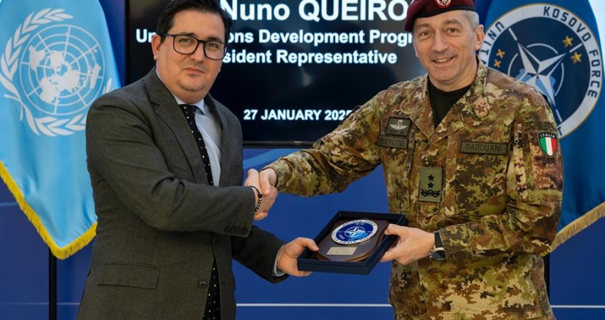 Komandanti i KFOR-it takon përfaqësuesin e UNDP-së, flasin për sigurinë
