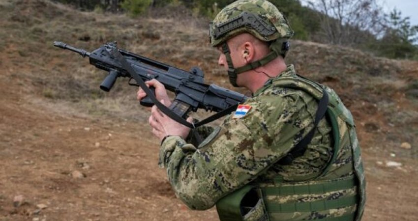 Ushtarët kroatë të KFOR-it stërviten për qitje me armë