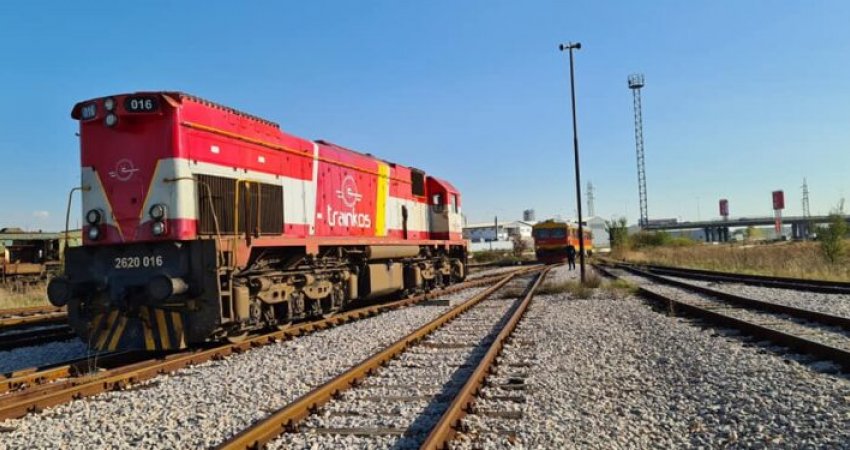 Treni godet një veturë në Pejë
