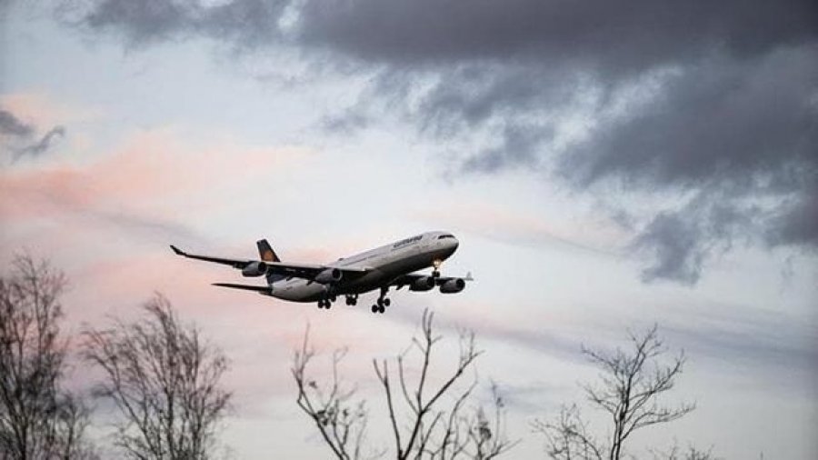 ‘Kemi pak karburant’/ Panik në ajër, avioni nuk arrin të ulet në Tiranë dhe kthehet në Bari