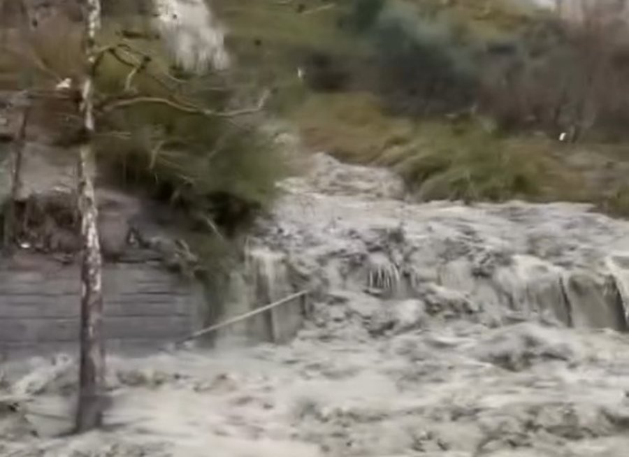 Moti i keq/ Rrëshqet dheu tek ‘Currilat’ në Durrës