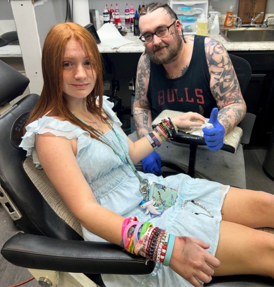 Adoleshentja disleksike kalon testin e patentës me ndihmën e tatuazheve në duar
