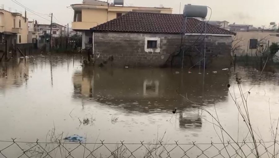 Kaos në Durrës/ Uji vërshon në rrugë e banesa, Ministria e Mbrojtjes: Situata është kritike tek...
