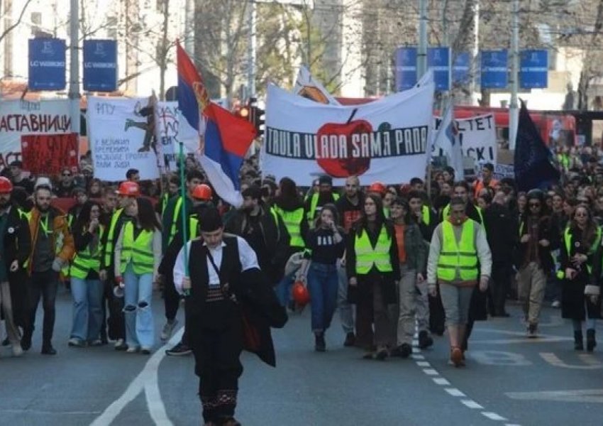 Nuk ndalen studentët në Serbi, nisin marshimin në këmbë nga Beogradi për në Novi Sad