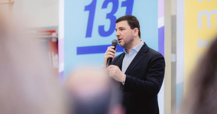 Krasniqi: “Fuqi e shtetit qëndron në zemrat e njerëzve të tij, jo në duart e disa në pushtet”